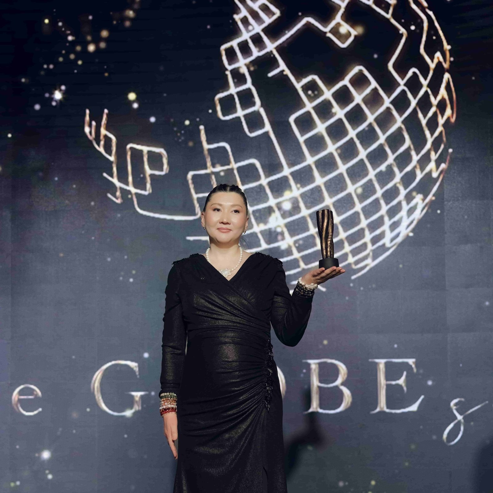 The Globe Gala-da İlin Biznes Xanımı və İctimai Əlaqələr Lideri, Çolpon Abdyzhalieva.